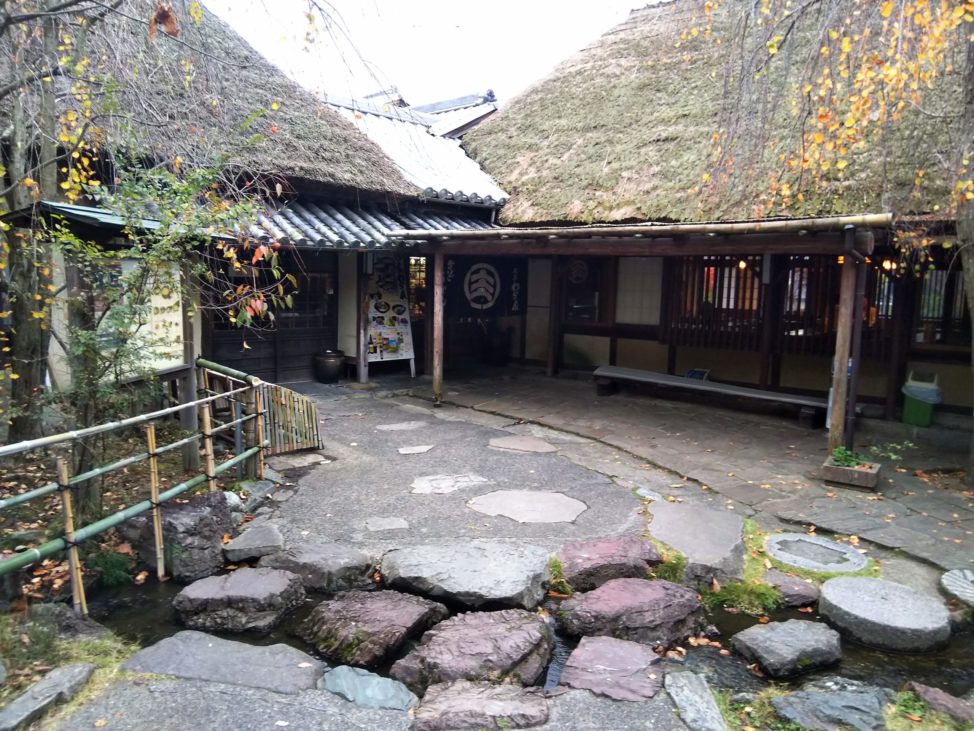 【わら家のざいごうどん】水車小屋がある古民家の有名店「香川県高松市」
