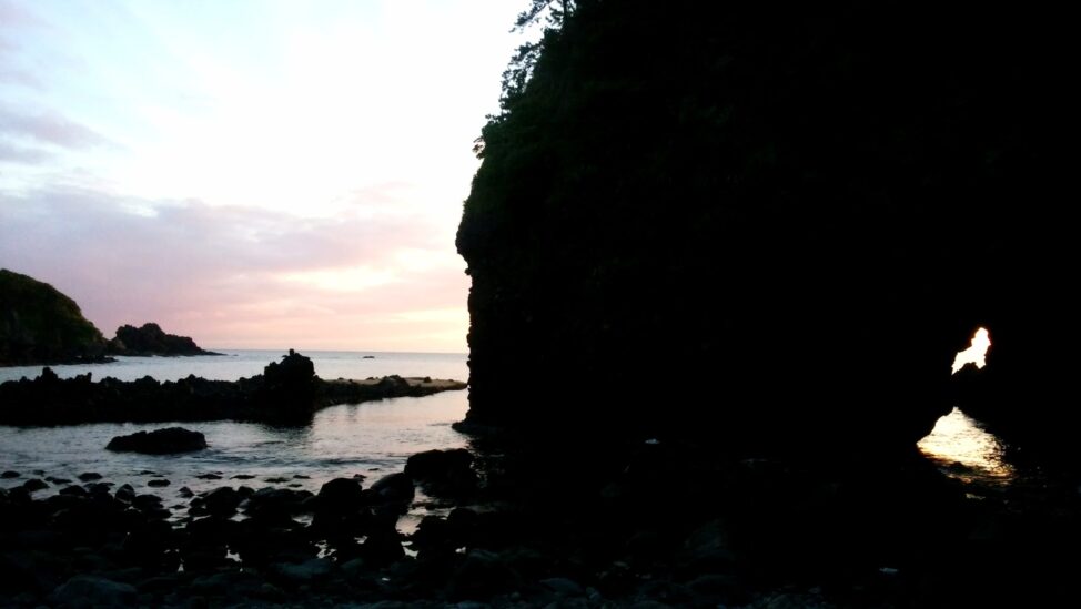 夕焼けが絶景！巌門の千畳敷岩